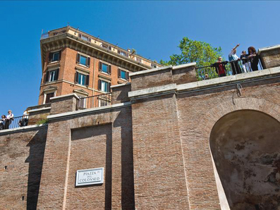 Apartment view from the square of the Colosseum